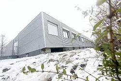 Wegen der Bauarbeiten am Schulzentrum Lohfeld m&uuml;ssen einzelne Klassen zeitweise in die Container ziehen, die sich zwischen dem Parkplatz und dem eigentlichen Hauptgeb&auml;ude befinden. - &copy; Foto: Mausch