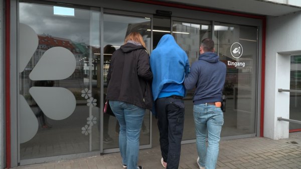Der tatverdächtige 20-Jährige wird einer Haftrichterin vorgeführt. - © Festim Beqiri/TV7News /dpa