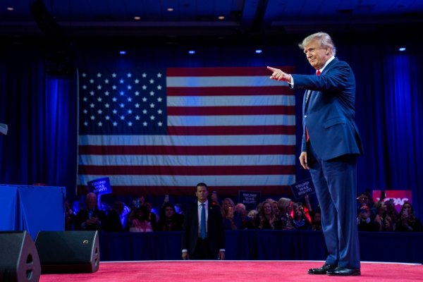 Auf der «Conservative Political Action Conference», kurz CPAC, begrüßt Donald Trump sein Publikum. - © Alex Brandon/AP/dpa