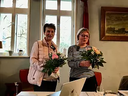 Gudrun Laag, stellvertretende Vorsitzende (links), und Vorsitzende Marianne Klocke-Kramer nach der Wahl. - © Café am Kirchplatz