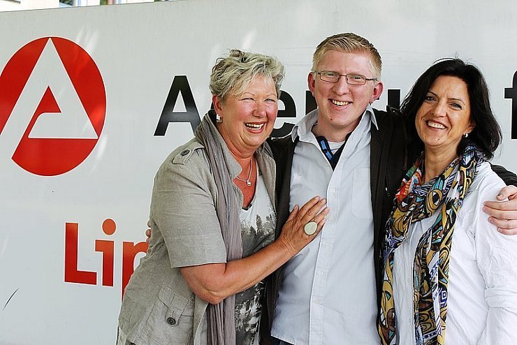Freuen sich: Ulrike Schirrmeister, Markus Gergert und Arbeitsvermittlerin Dorit Rosenberg (von links). - © Foto: privat