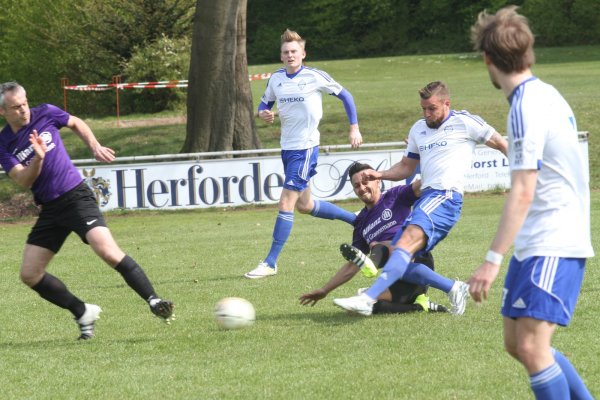 Gestrecktes Bein: Glimpflich ging diese Grätsche von Quernheims Batuhan Kaymak (blaues Trikot) gegen Patrick Reinsch aus. Niklas Kikenberg (links) und Tim Jahn schauen zu. - © Dietmar Welle