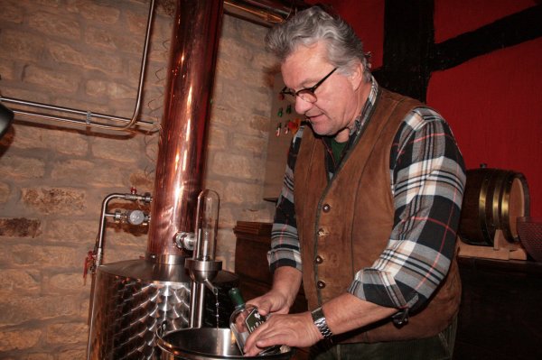 Nach drei Stunden endlich die ersten Tropfen Gin: Friedhelm Begemann testet seine, seinem Namen nachempfundene  Hausmarke "BeGinMan". - © Sylvia Frevert