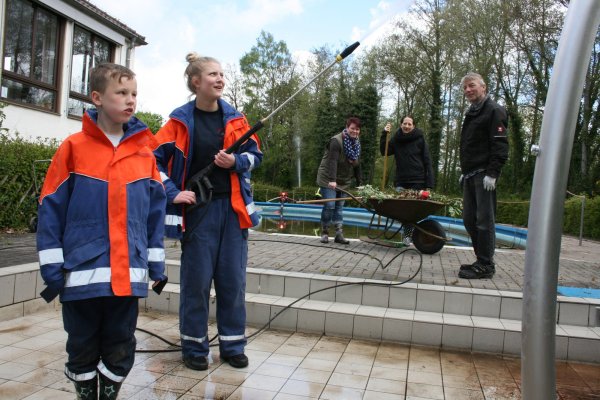 Sie helfen beim Großreinemachen: (von links) Michelle, Madita, Maxim, Kiara und Alexander von der Jugendfeuerwehr aus Pottenhausen sind im Waddenhauser Freibad fleißig. - © Sandra Castrup