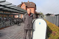 Lob und Kritik: Dr. Rudolf H&uuml;ls findet viele Dinge am Bahnhof gelungen wie die Radunterstellanlage. Doch wo man die Schl&uuml;ssel f&uuml;r die abschlie&szlig;baren Radcontainer erh&auml;lt, steht nirgendwo. - &copy; Cordula Gr&ouml;ne(LZ)
