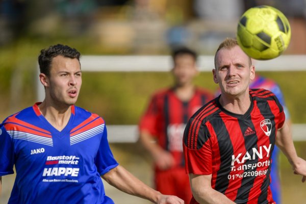 Den Ball im Visier: Das Spiel verlief wie in dieser Szene zwischen dem Postler Tim Haskins (rechts) und dem Brakelsieker Luca Schrader auf Augenhöhe. 3:3 stand es am Ende. - © Egon Penner