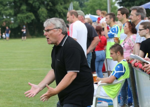 Volles Engagement an der Seitenlinie: Achim Wenzel am 10. Juni beim entscheidenden Spiel um den A-Liga-Aufstieg. Viele Zuschauer sind regelmäßig am Platz. - © Paul Cohen