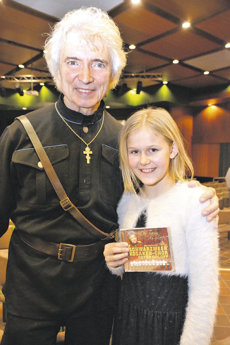 Überraschung: Kaitie hat sich zum elften Geburtstag den Konzertbesuch gewünscht. Peter Orloff schenkt ihr eine CD. - © Karin Prignitz