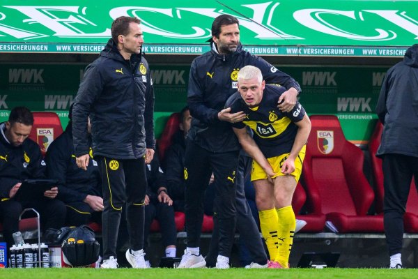 Dortmunds Julian Ryerson musste in Augsburg verletzt vom Platz. - © Tom Weller/dpa