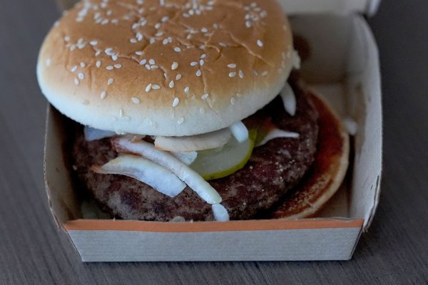 Der Kolibakterien-Ausbruch wird auf den Verzehr eines bestimmten Burgers bei McDonalds zurückgeführt. - © Charles Rex Arbogast/AP/dpa