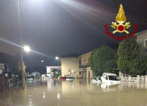 Überflutete Straße in Pisa. In Italien haben neue heftige Regenfälle wieder für erhebliche Schäden und Beeinträchtigungen gesorgt. - © -/Italienische Feuerwehr/dpa