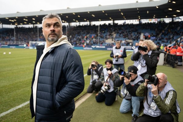 Thomas Reis im Ruhrstadion: Der frühere Bochum- und Schalke-Coach traut dem VfL eine Überraschung gegen die Bayern zu. - © Bernd Thissen/dpa