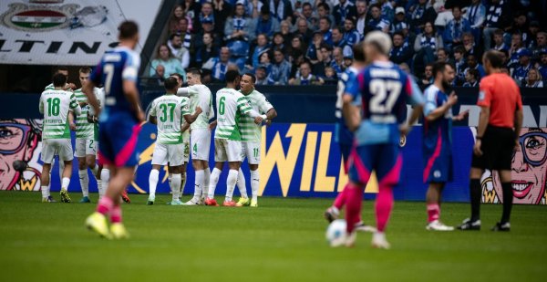 Der FC Schalke 04 musste gegen die SpVgg Greuther Fürth die nächste Niederlage hinnehmen. - © Fabian Strauch/dpa