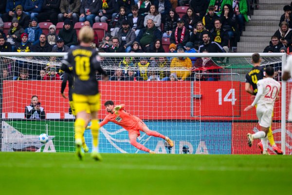 Durch einen Distanzschuss kassiert Dortmund den Ausgleich. - © Tom Weller/dpa