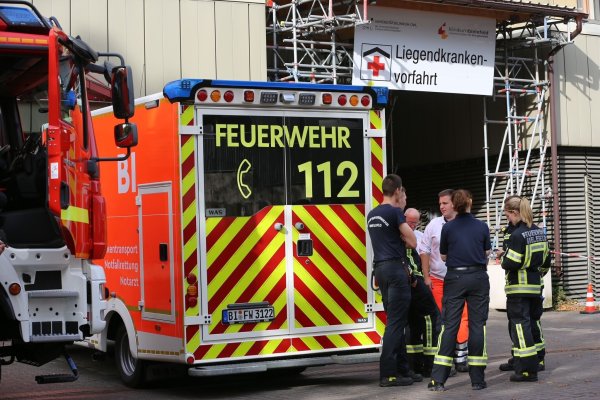 Bei einem Großeinsatz hat die Feuerwehr Bielefeld das Klinikum Mitte mit Sauerstoff-Reserven versorgt. - © Christian Müller/dpa