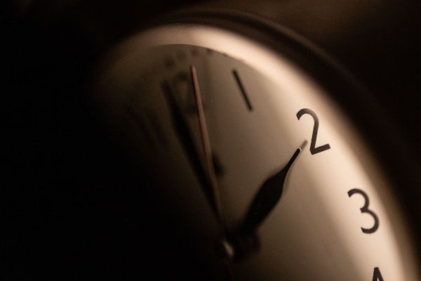 In der Nacht von Samstag auf Sonntag können viele Menschen länger schlafen. (Symbolbild) - © Marijan Murat/dpa