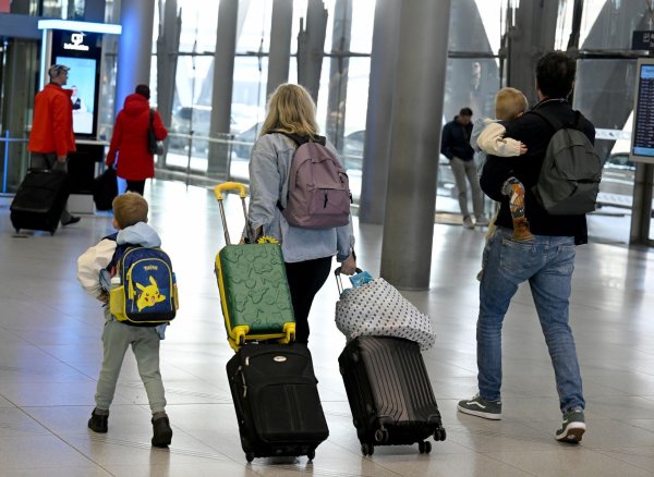Der Flughafen in Köln-Bonn rechnet zwischen Freitag und Sonntag mit über 122.000 Passagieren. - © Roberto Pfeil/dpa