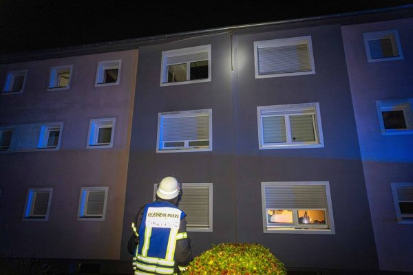 Durch die Explosion wurde ein Teil der Hausfassade nach außen gedrückt. - © Justin Brosch/dpa