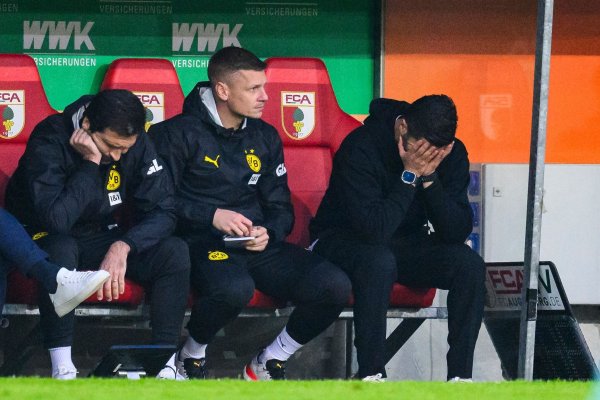 Enttäuschung pur: BVB-Trainer Nuri Sahin (r.) während des Spiels auf der Bank. - © Tom Weller/dpa