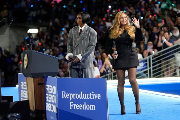 Beyoncé (rechts im Bild) sagte, Harris stehe für die Einheit, die die USA gerade brauchten. - © Susan Walsh/AP/dpa
