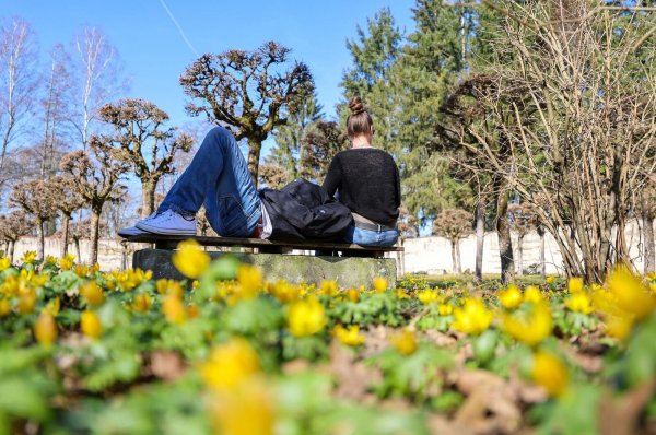 Warme Temperaturen luden vielerorts zu einem Sonnenbad ein. - © Thomas Warnack/dpa