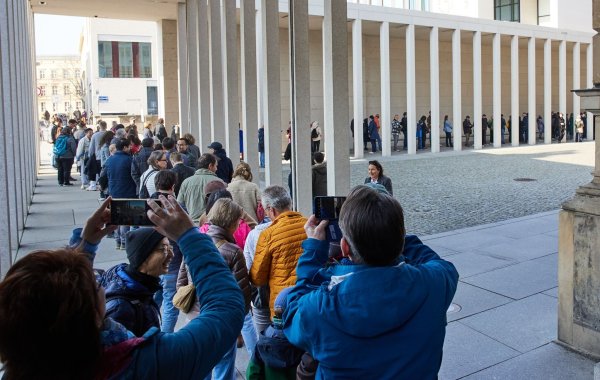 Eine Warteschlange bildete sich vor dem Eingang des Pergamonmuseums. - © Joerg Carstensen/dpa
