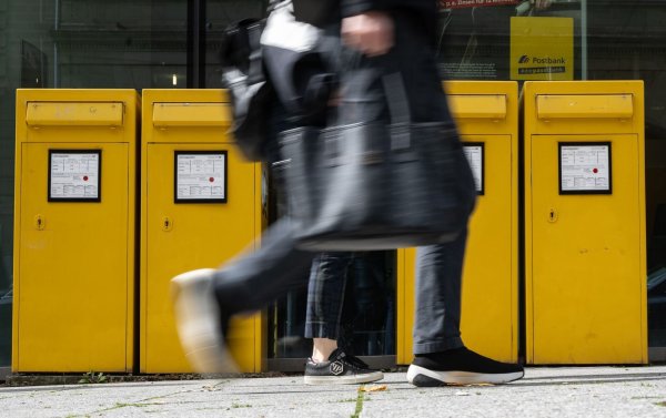Hier stehen vier Briefkästen nebeneinander, anderswo sind sie spärlicher präsent. - © Marijan Murat/dpa