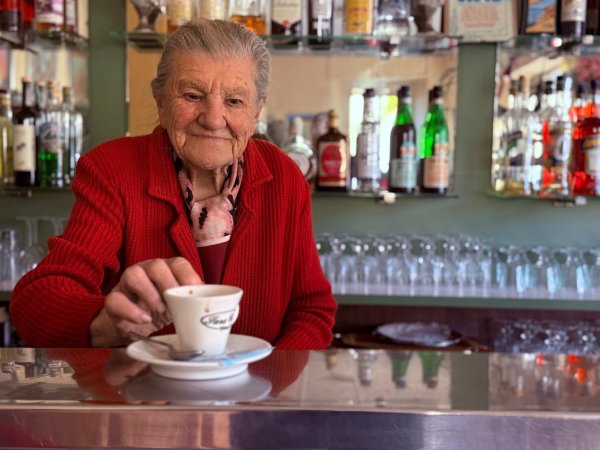 Italiens älteste Barista Anna Possi verkauft auch mit 100 noch Kaffee. - © Christoph Sator/dpa