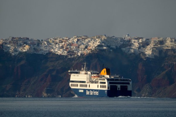 Immer mehr Menschen kehren mit den Fähren zurück nach Santorini. (Archivfoto) - © Petros Giannakouris/AP/dpa