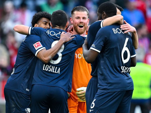 Bochumer Glückseligkeit in München, mittendrin der bärenstark haltende Torwart Timo Horn. - © Sven Hoppe/dpa