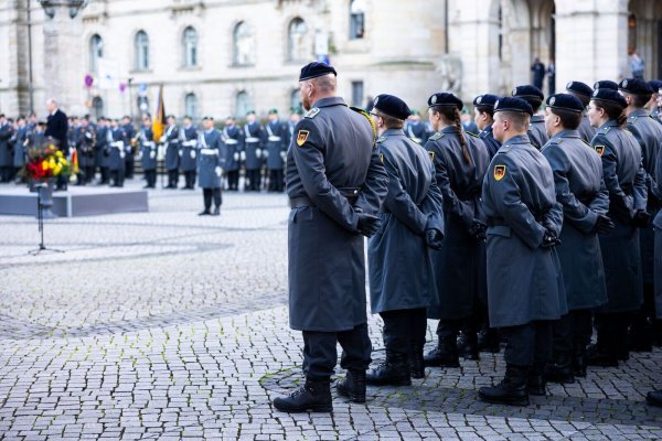 Mehr junge Leute verpflichten sich bei der Bundeswehr. - © Michael Matthey/dpa