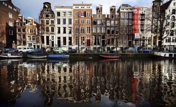 Bald sollen auf den Grachten in Amsterdam nur noch emissionsfreie Boote unterwegs sein (Archivbild). - © picture alliance / dpa