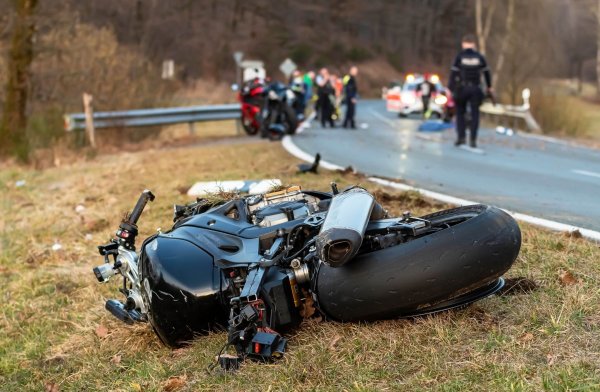 Der Motorradfahrer verlor aus noch ungeklärter Ursache nach dem Überholen die Kontrolle über seine Maschine. - © Markus Klümper/dpa