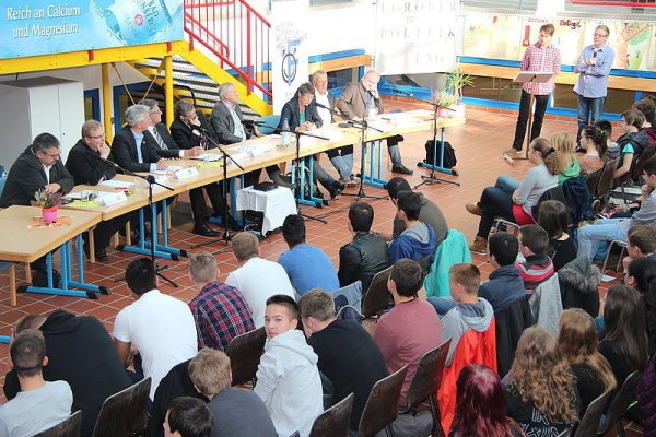 Politiker verschiedener Parteien gaben zu verschiedenen Themen Auskunft. - © Foto: Gröne