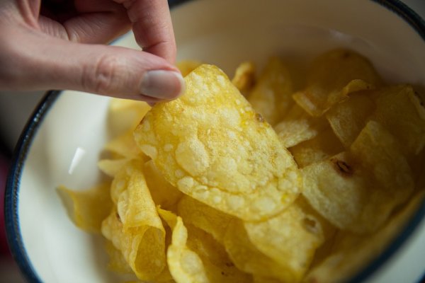 Chips gehören zu den beliebtesten Snacks bei Verbrauchern in Deutschland - manche essen sie auch im Bett. (Archivfoto) - © Daniel Karmann/dpa