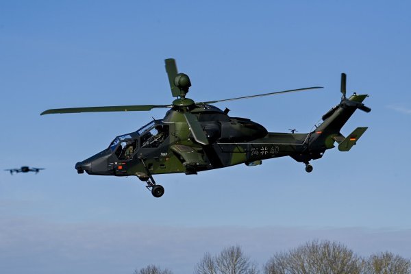 Bei den Übungen werden Kampfhubschrauber nachts im Tiefflug unterwegs sein. (Archivbild) - © Klaus-Dietmar Gabbert/dpa