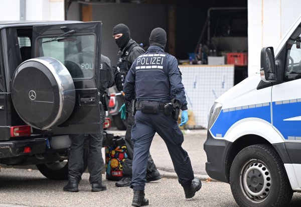 Auch in Weil der Stadt bei Stuttgart waren die Beamten im Einsatz. - © Bernd Weißbrod/dpa