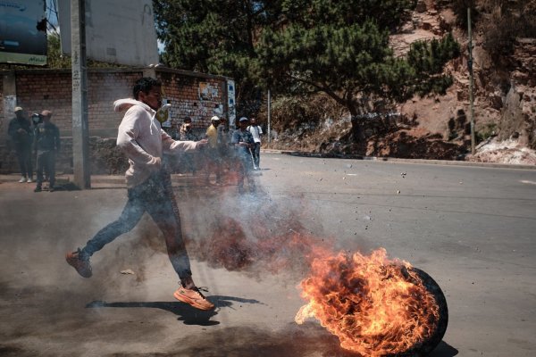 Die Gen Z-Bewegung und viele Einwohner der Stadt Antananarivo prangern die wiederkehrenden Wasser- und Stromausfälle sowie die Misswirtschaft der Regierung an. - © Iako Randrianarivelo/ZUMA Press Wire/dpa