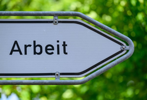 Die Zahl der Arbeitslosen in Deutschland ist im September wieder unter die Drei-Millionen-Grenze gesunken (Archivbild). - © Patrick Pleul/dpa