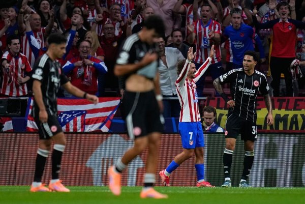 Eintracht Frankfurt war bei Atlético Madrid chancenlos. - © Manu Fernandez/AP/dpa