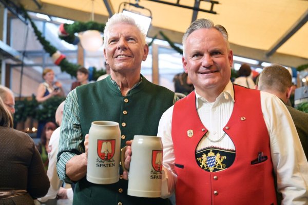 Münchens Oberbürgermeister Dieter Reiter (SPD, l) und Wiesn-Chef Christian Scharpf wollen das Sicherheitskonzept überarbeiten. (Archivbild) - © Peter Kneffel/dpa