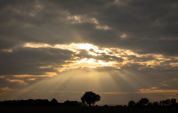 Vereinzelt zeigt sich die Sonne in den nächsten Tagen. (Symbolfoto) - © Boris Roessler/dpa