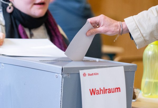 Ob in Siegen und Datteln nachgezählt werden muss, wird Thema in Wahlausschüssen. (Archivfoto) - © Benjamin Westhoff/dpa