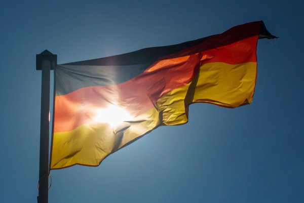 Die deutsche Wiedervereinigung wurde am 3. Oktober 1990 vollendet. Auch dreieinhalb Jahrzehnte später sind die Einkommen in den alten Bundesländern jedoch immer noch höher. (Symbolbild) - © Fernando Gutierrez-Juarez/dpa-Zentralbild/dpa