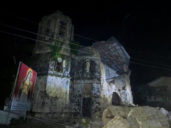 Bei dem Erdbeben wurde auch eine Kirche beschädigt. - © Stringer/XinHua/dpa