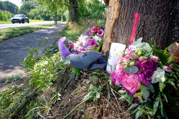 Zwei Jugendliche starben Anfang August noch an der Unfallstelle. Nach dem Unfall wurden Blumen abgelegt. (Archivbild) - © Henning Kaiser/dpa
