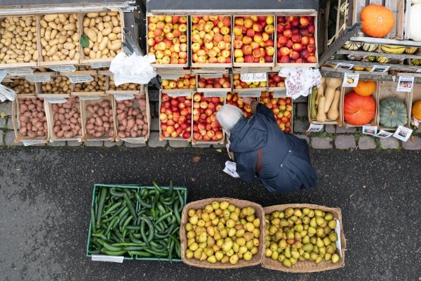 Viele Lebensmittel sind teurer als ein Jahr zuvor. - © Sebastian Kahnert/dpa