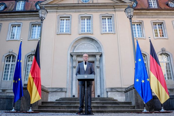 Bundeskanzler Friedrich Merz zeigt sich zum Auftakt der Klausurtagung des Bundeskabinetts in Berlin mit Blick auf die Wirtschaftsaussichten optimistisch. - © Kay Nietfeld/dpa