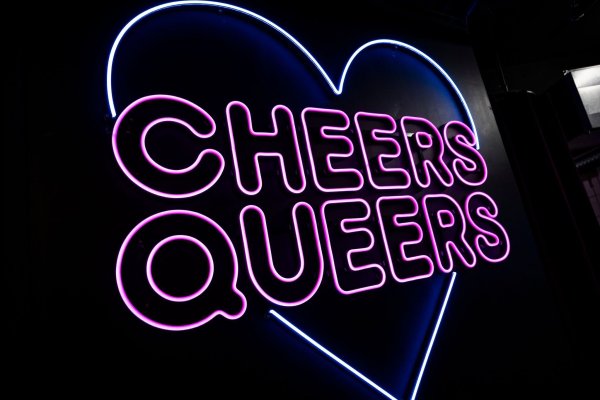 Im Club «SchwuZ» in Berlin-Neukölln steht in leuchtenden Buchstaben «Cheers Queers». (Archivbild) - © Christophe Gateau/dpa