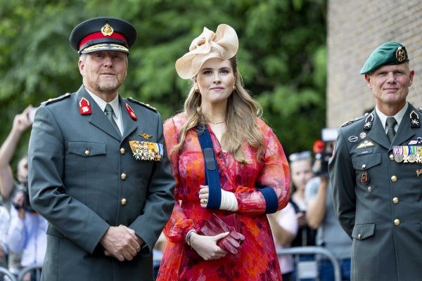 König Willem-Alexander der Niederlande und seine Tochter Prinzessin Amalia treffen auf dem Paradeplatz der Prinz-Bernhard-Kaserne in Amersfoort ein. - © Remko De Waal/ANP/dpa